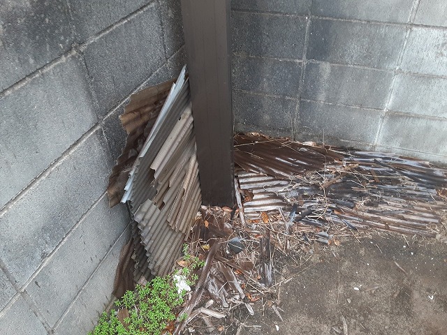 塩ビ波板屋根の飛散